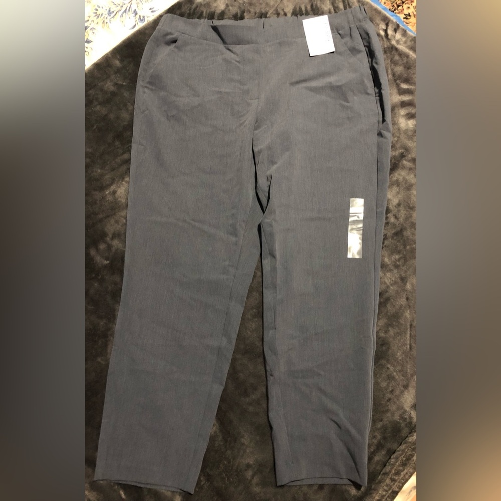 Nine West Charcoal Crop Relaxed Midrise Pants
Comfort Waist